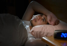 Bật tivi cho dễ ngủ nhưng bạn có biết việc này ảnh hưởng đến sức khỏe mình chưa?