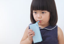 Lợi ích của sữa bột pha sẵn đối với trẻ? Có nên cho bé uống không?